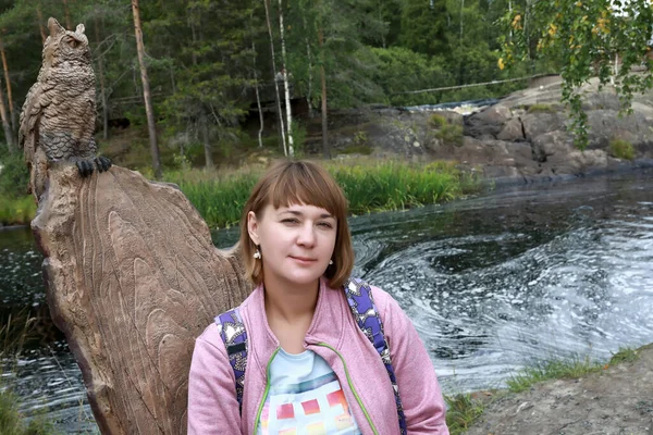 Vrouw Ontspannen Stompstoel Park Karelia — Stockfoto