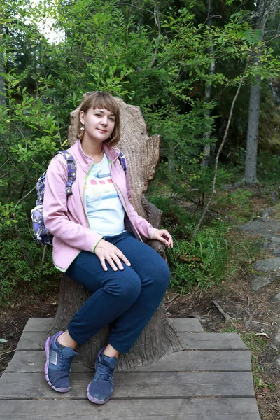 Vrouw Zittend Stompstoel Park Karelia — Stockfoto