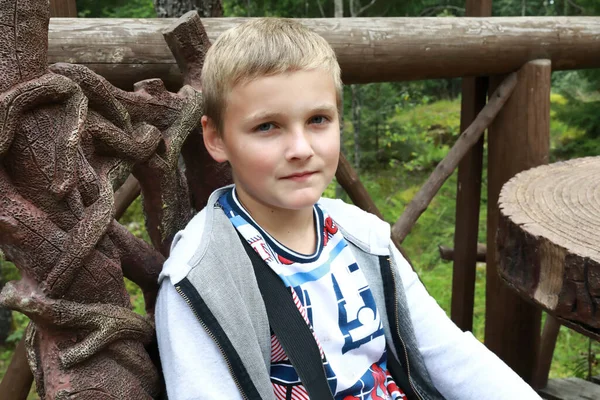 Enfant Reposant Sur Une Chaise Bois Dans Parc Carélie — Photo