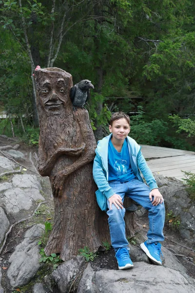 Niño Sentado Silla Muñón Parque Karelia —  Fotos de Stock