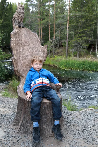 Parktaki Kütük Sandalyesinde Dinlenen Çocuk Karelia — Stok fotoğraf