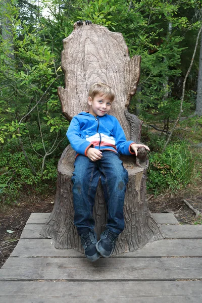 Dítě Odpočívající Pařezu Parku Karelia — Stock fotografie