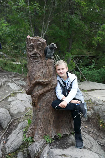 Niño Sentado Silla Muñón Parque Karelia — Foto de Stock