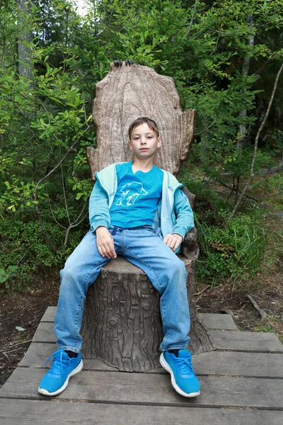 卡累利阿 小孩躺在公园的残椅上 — 图库照片