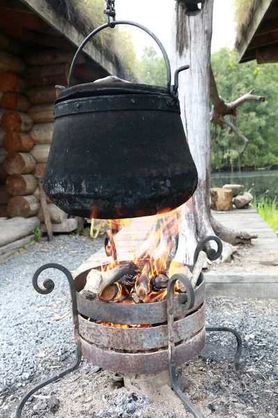 Чугунный Горшок Подвешенный Над Огнем Пикнике — стоковое фото