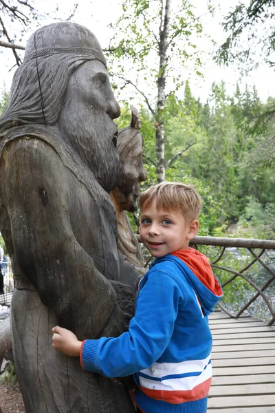 Child Hugging Wooden Sculpture Viking God Karelia — Stock Photo, Image