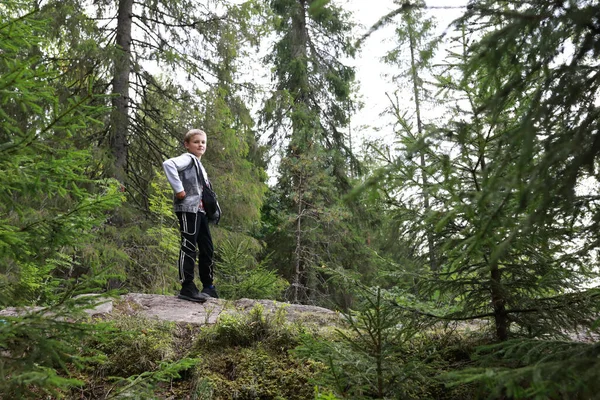 Chłopiec Pozujący Letnim Lesie Karelia Rosja — Zdjęcie stockowe