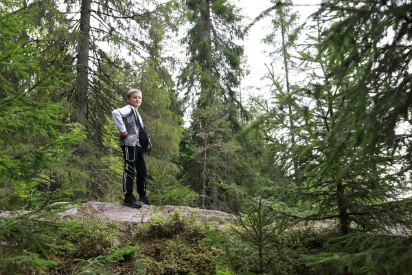 Ragazzo Posa Nella Foresta Estiva Carelia Russia — Foto Stock