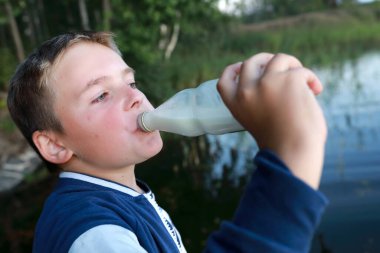 Gölün kıyısında süt içen çocuk, Karelia.