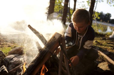 Akşamları ormanda ateşin yanında bir çocuk, Karelia.