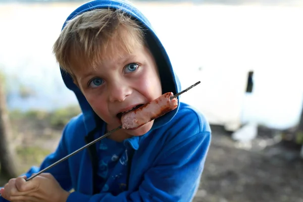 Niño Comiendo Salchicha Pincho Junto Lago Karelia —  Fotos de Stock