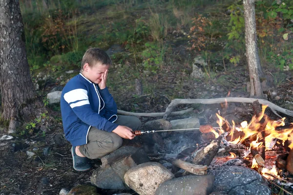 Ragazzo Che Frigge Pane Sul Fuoco Nella Foresta Carelia — Foto Stock