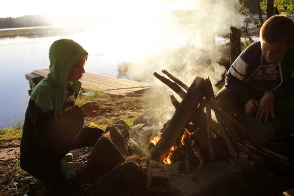 Los Niños Por Fuego Bosque Por Tarde Karelia —  Fotos de Stock