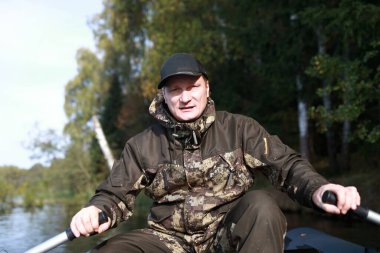 Yazın kürek çeken adam