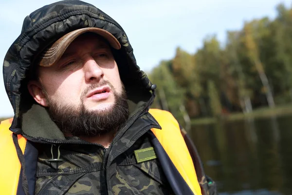 ロシア湖の上にフードの髭の男の肖像画 — ストック写真
