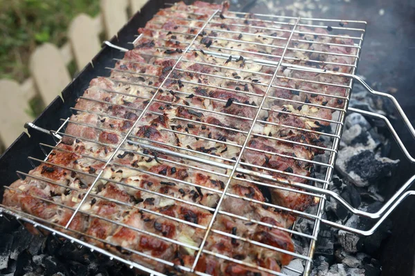 Piknikte Izgarada Domuz Boynu Pişirmek — Stok fotoğraf