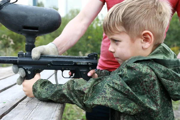 Porträt Eines Kindes Das Sommer Paintball Pistole Schießt — Stockfoto