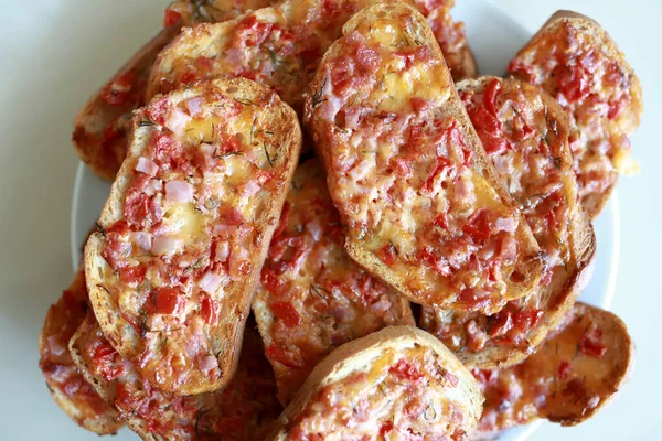 皿の上にソーセージとトマトのサンドイッチ — ストック写真