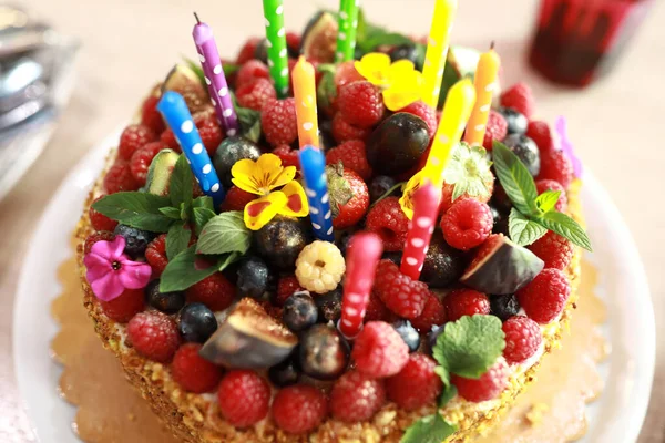 Torta Cumpleaños Con Las Bayas Mesa — Foto de Stock