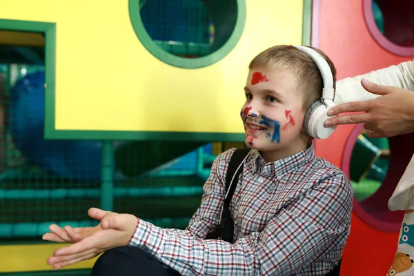 Portrait Child Guesses Words Headphones — Stock Photo, Image