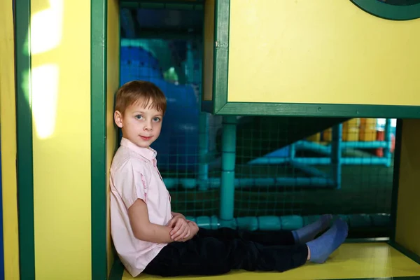 Porträt Eines Kindes Posiert Auf Indoor Spielplatz — Stockfoto