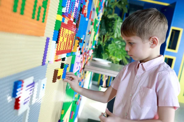男孩在操场上的墙上玩建筑游戏 — 图库照片
