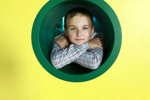 Porträt Eines Kindes Rundem Loch Auf Spielplatz — Stockfoto