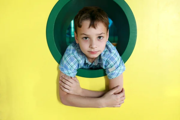 Porträt Eines Kindes Rundem Loch Auf Spielplatz — Stockfoto