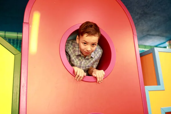 Porträt Eines Kindes Posiert Rundem Loch Auf Spielplatz — Stockfoto