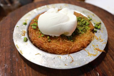 Restoranda tabağında dondurma olan Kunefe.