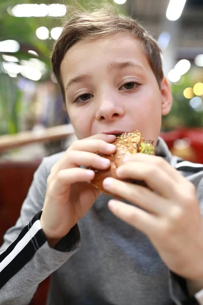 Retrato Menino Comendo Hambúrguer Restaurante — Fotografia de Stock