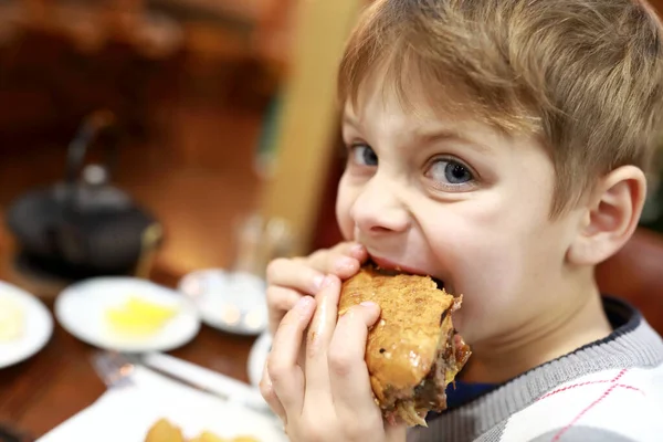 Retrato Del Niño Comiendo Hamburguesa Restaurante — Foto de Stock