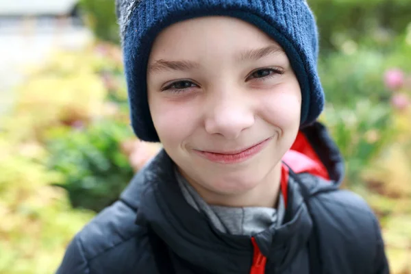 俄罗斯秋季公园男孩的肖像 — 图库照片