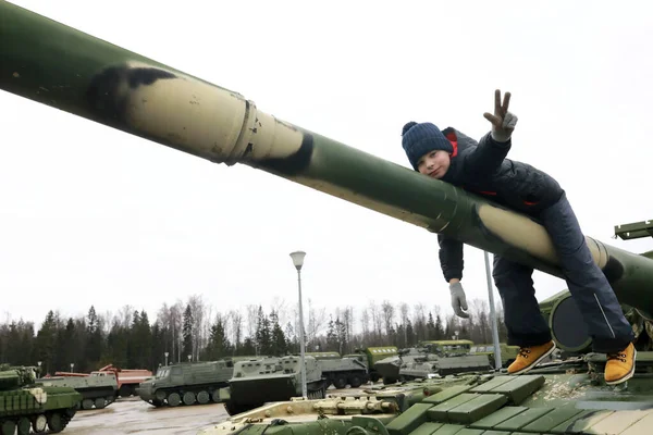 Criança Sentada Canhão Tanque Rússia — Fotografia de Stock