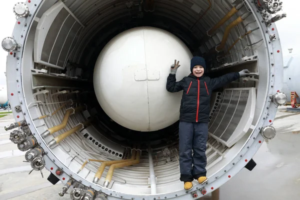 Kind Auf Dem Hintergrund Einer Interkontinentalrakete Russland — Stockfoto