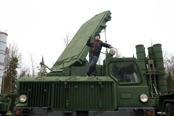 Child Posing Military Surveillance Radar 30H6 Russia — Stock Photo, Image