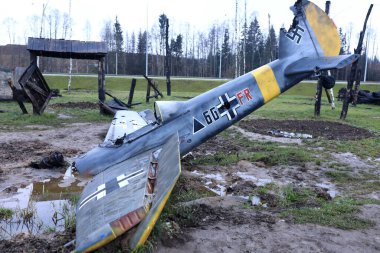 Savaş meydanında yok edilen Wehrmacht savaşçısının görüntüsü.