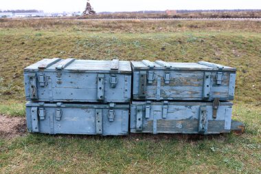 Topçu mermileriyle dolu tahta kutular.