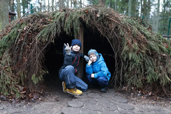 Portrait Frères Dans Une Cabane Sapin — Photo