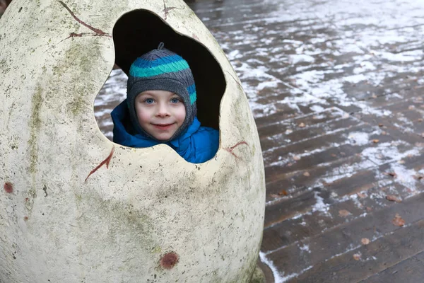 Portrait Enfant Assis Dans Oeuf Jouet — Photo