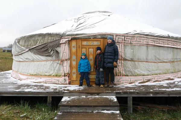 Lkbaharda Yakut Çadırının Önündeki Aile Rusya — Stok fotoğraf