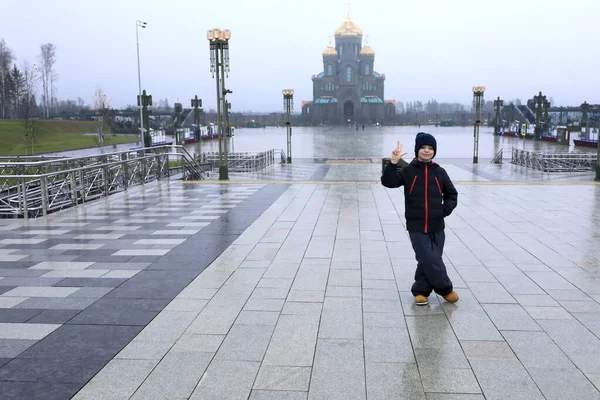 Criança Segundo Plano Igreja Ortodoxa Rússia — Fotografia de Stock