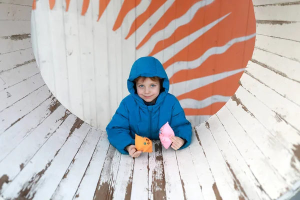 Портрет Ребенка Деревянной Инсталляции — стоковое фото