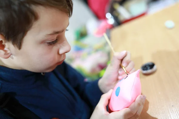 Niño Pintando Juguete Peluche Taller — Foto de Stock