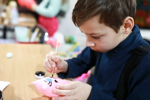 Serieuze Jongen Schilderen Gevulde Speelgoed Workshop — Stockfoto