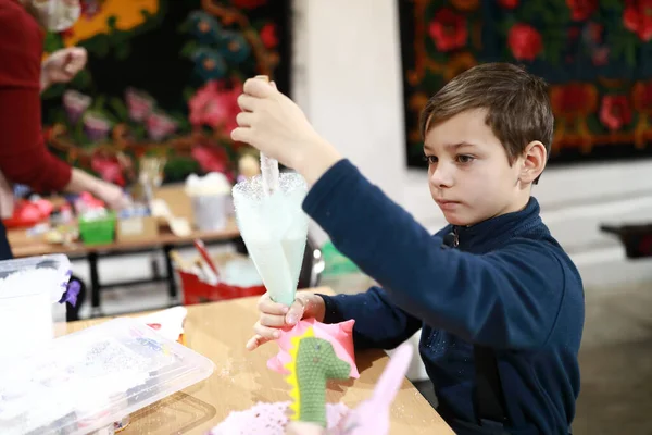 Child Filling Toy Styrofoam Balls Workshop — Stock Photo, Image