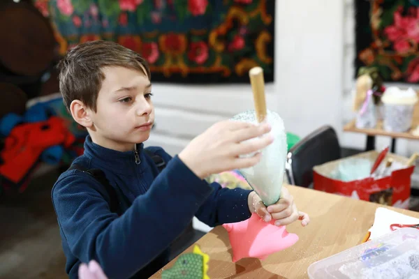 Serieuze Kind Vullen Speelgoed Met Piepschuim Ballen Werkplaats — Stockfoto