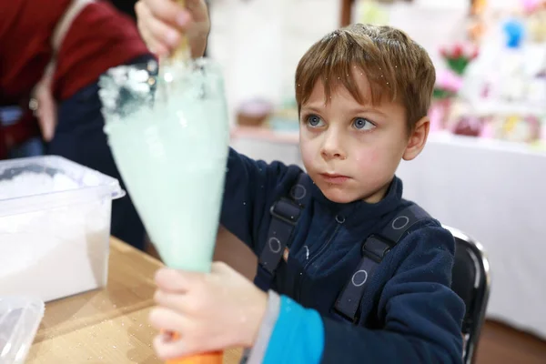 Kid Wypełnienie Zabawki Styropianowe Kulki Warsztacie — Zdjęcie stockowe