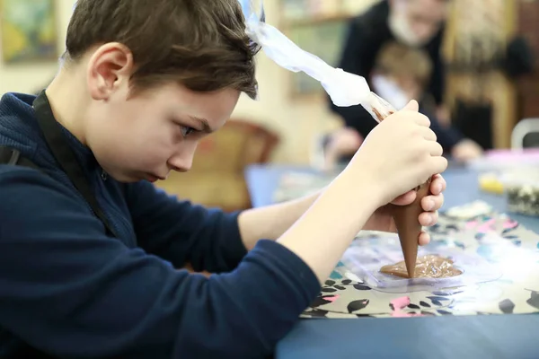 Porträt Eines Jungen Der Der Werkstatt Schokolade Auf Schimmel Gießt — Stockfoto