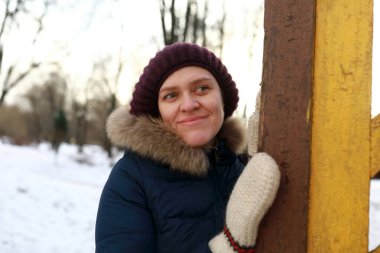 Kış parkında gülümseyen kadın portresi